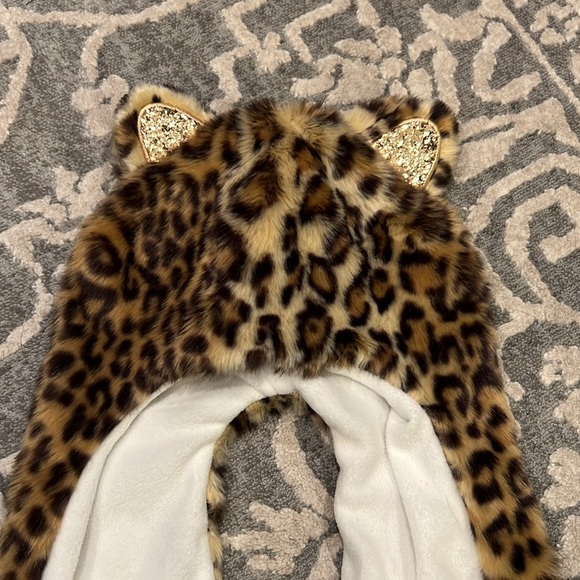 NWOT Children’s Place faux fur leopard hat with attached scarf with pockets - Picture 1 of 8